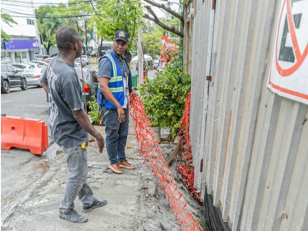 Alcaldía del DN solicita asegurar materiales de construcción y mantiene parques cerrados por vaguada.