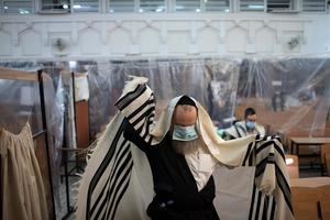 Israel roza los 4.000 contagios diarios y vuelve a estudiar el cierre completo