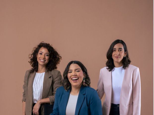 Alexandra Santana, productora general; Violeta Lockhart, directora; Virginia Antares, guionista. 