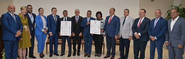 Senado reconoce las trayectorias de los humoristas Miguel Céspedes y Raymond Pozo.