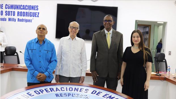 Representantes del GGGI, el COE, el MEPyD, el CNCCMDL, el Ministerio de la Presidencia, la Delegación de la Unión Europea, la Embajada de la India y la Embajada del Reino Unido.