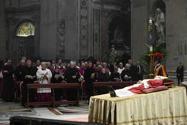 Fotografía proporcionada por los medios del Vaticano de la capilla ardiente de Benedicto XVI.