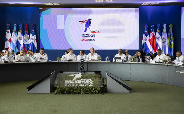 El presidente de R.Dominicana, Luis Abinader (c), participa hoy, en la inauguración de la LVI Reunión de jefes de Estado y de Gobierno de los países miembros del Sistema de la Integración Centroamericana (SICA), en Santiago (República Dominicana).