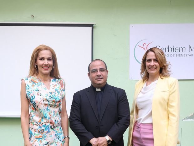 Johanna Lantigua,  Padre Kennedy Rodríguez y Angy Estevez.