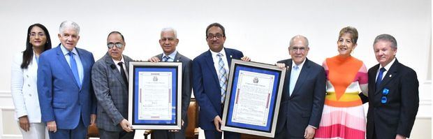 Senado reconoce trayectorias del médico Jesús Feris Iglesias y cantautor Marcos Caminero.