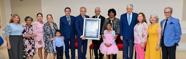 Senado reconoce al músico clásico José Antonio Molina por sus aportes al arte y la cultura nacional.