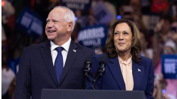 La candidata presidencial demócrata, la vicepresidenta estadounidense Kamala Harris (i), y su fórmula a la vicepresidencia, el gobernador de Minnesota, Tim Walz (d), durante un mitin de campaña en Filadelfia, Pensilvania, EE. UU., el 6 de agosto de 2024. 