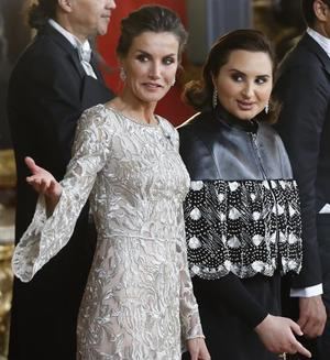 La reina Letizia y la esposa del emir de Catar, Jawaher Bint Hamad Bin Suhaim Al Thani (d), a su llegada a la cena de gala ofrecida por los monarcas españoles al jeque catarí y su mujer este martes en el Palacio Real, en Madrid. 