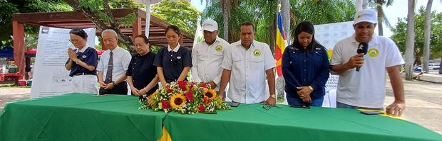 Elena Hong, Jasson Chen, Deivy Chen, Mariana Ju, Leoncio Ortega, Joel Novo,
Karen Gómez, y Samuel Rodríguez.