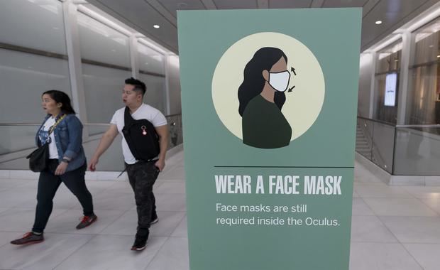 Un letrero pide a las personas que usen mascarilla dentro del Oculus Transportation Hub y centro comercial en Nueva York, EE.UU.
