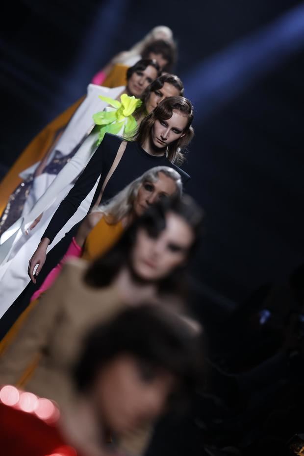 Varias modelos desfilan con las creaciones de la firma Roberto Diz durante la 75 edición de la Mercedes-Benz Fashion Week Madrid, este jueves en el recinto ferial Ifema de la capital.