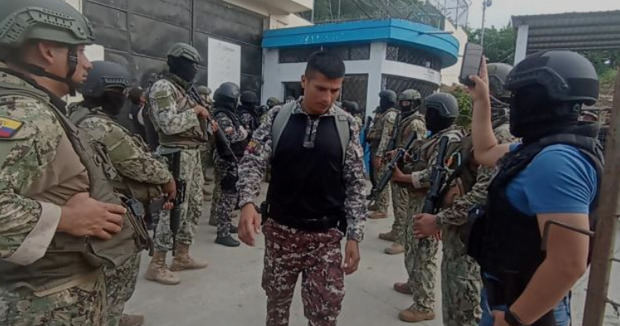 Ecuador sofoca los motines en diferentes cárceles y libera a más de 150 rehenes.