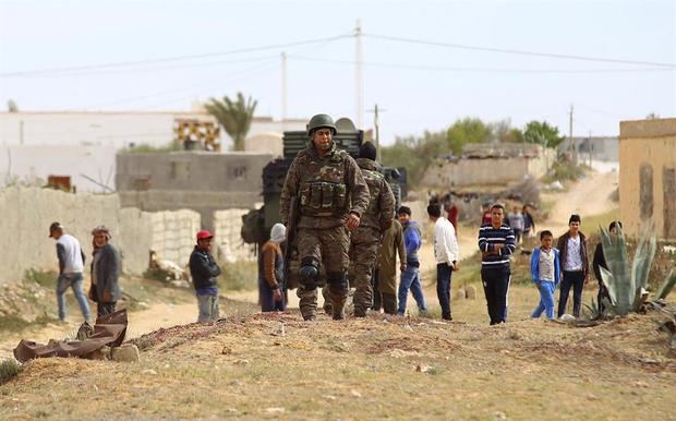 Soldados tunecinos hacen guardia en la frontera con Libia en Ben Guerdan, Túnez.
