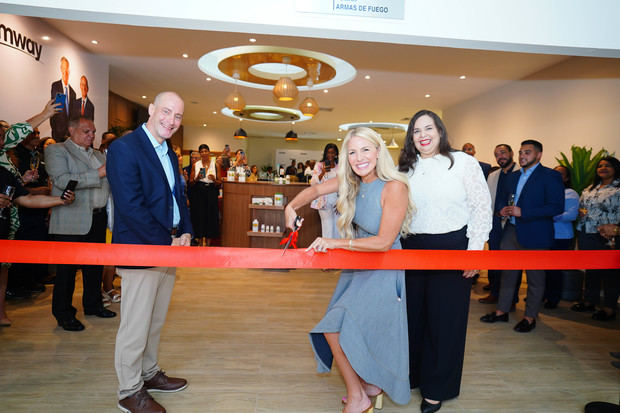 Inauguracion oficial Amway, Scott Scheidmantel, Kelli Templeton & Sarah Argomaniz.