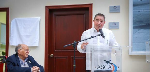 Héctor Porcella, director general del IDAC, rinde homenaje al piloto y comunicador Franklin Polanco.