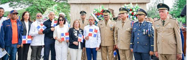 Juan Pablo Uribe, junto a autoridades civiles y militares, en el Monumento a los Héroes de La Restauración.
