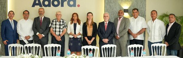 Rosa Olga Medrano y los nuevos directivos de ADORA 