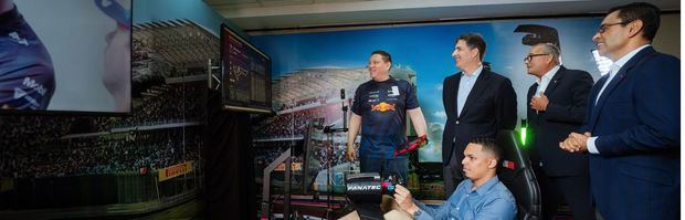 Empleados del Banco Popular disfrutan la experiencia de Fórmula 1 con el simulador de Oracle Red Bull Racing.