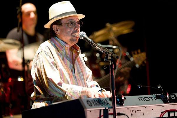 Fotografía de archivo del 7 de julio de 2011 del pianista y productor musical brasileño Sérgio Mendes en un concierto en Budapest (Hungría).