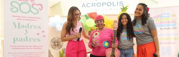 Yadhira Pimentel, Yalía y Yaimar entregran reconocimiento a la Tía Nancy.