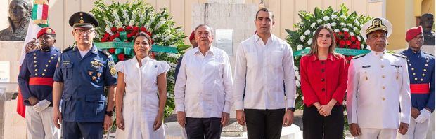 Embajador de México, Carlos Miguel Aysa González y Paola Aimée Plá Puello, subdirectora general del IDAC, en representación del director general, Igor Rodríguez; les acompañan Martín Alfonso Sandoval Quesney, agregado Militar y Aéreo de la embajada de México; José Julio Gómez, Denisse Cabral y el contralmirante Segundo Ventura García.
