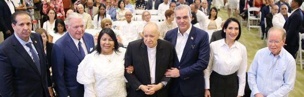 José Miguel Bonetti, Milagros Ureña, Cardenal Nicolás López Rodríguez, presidente Luis Abinader, primera dama, Raquel Arbaje y José Luis Pepín.