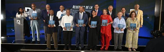 El presidente ejecutivo de Banreservas, Samuel Pereyra, junto a los
periodistas entrevistados para el libro Reservas de la Crónica Deportiva
Dominicana, durante el lanzamiento del volumen 1.