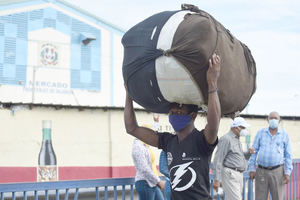 Fotografía de archivo en al que se registró a un ciudadano al transportar sus compras en el mercado binacional de la ciudad fronteriza de Dajabón, República Dominicana.