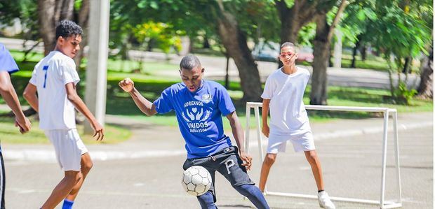 Alcaldía de Santiago organiza 50 partidos de fútbol de forma simultánea.