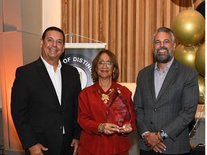 Avelino Abreu recibe premio dealer distinguido, en el marco Conferencia Regional Hyster