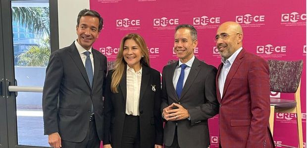 Alcaldesa Carolina Mejía participa en conversatorio sobre desarrollo de ciudades en Puerto Rico.