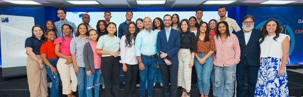 El programa de becas Excelencia Popular sigue fortaleciendo la formación personal y
profesional de sus becados. En la foto, los becados junto a ejecutivos de la entidad bancaria.