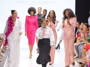 Carolina Almonte deslumbra en RD Fashion Week 2024 con su colección benéfica “ARMOR PINK”