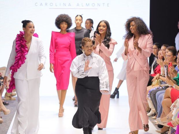La diseñadora Carolina Almonte, junto a las modelos.