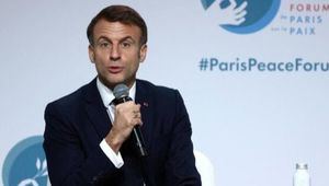 Macron se muestra 