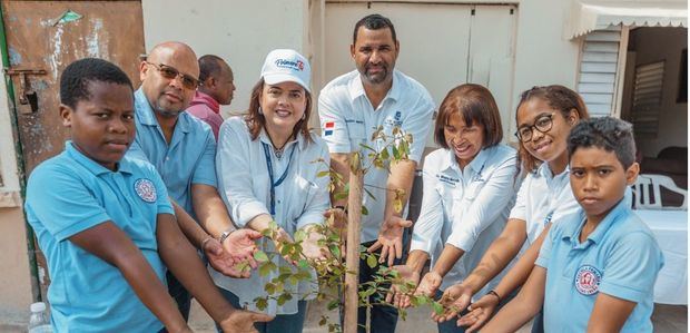 Alcaldía del DN inicia el Plan de Arbolado Urbano junto a estudiantes en la calle 42 de Capotillo.