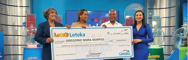 A la izquierda, Ynmaculada Liriano, directora ejecutiva de Loteka, hace entrega de su premio a Gregorio Mora Morfes, ganador de 40 millones.