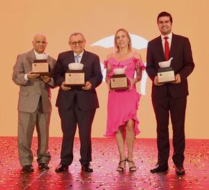 Categorías Mortero de Oro: Héctor Calderón, representante del Premio Póstumo a Primitivo Calderón, Doctor Julio Hazim Risk, el Gran Mortero de Oro, Pharmatech Farmacéutica S.A, Mortero de Oro Especial, representada por su gerente general Stephanie Wheeler y Lesvia Grullón, Premio Póstumo, representada por su hijo Christian Hernández 