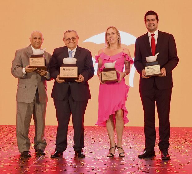 Categorías Mortero de Oro: Héctor Calderón, representante del Premio Póstumo a Primitivo Calderón, Doctor Julio Hazim Risk, el Gran Mortero de Oro, Pharmatech Farmacéutica S.A, Mortero de Oro Especial, representada por su gerente general Stephanie Wheeler y Lesvia Grullón, Premio Póstumo, representada por su hijo Christian Hernández 