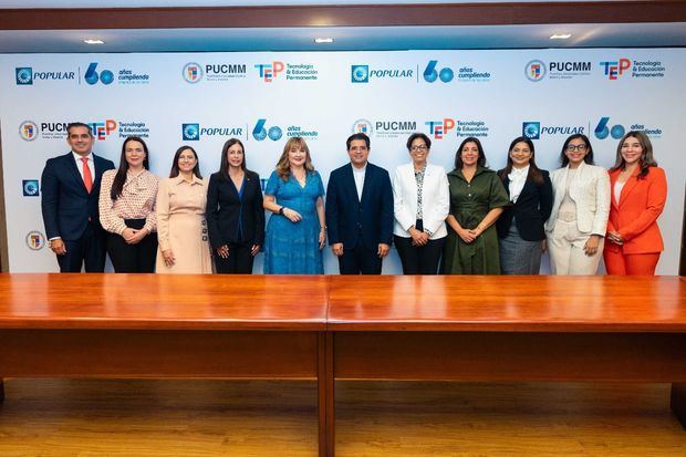En la fotografía, ejecutivos y autoridades académicas participantes en la firma del acuerdo.