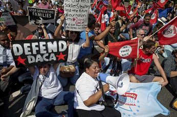 Latinos protestan frente a la Casa Blanca en Estados Unidos. 