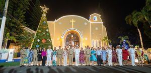 La Armada Dominicana ilumina la esperanza y unión con el tradicional encendido del árbol de Navidad