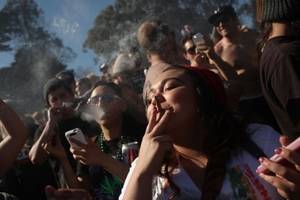 Consumo de marihuana entre universitarios de EE.UU. es el mayor en 30 años