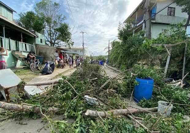 Vista hoy de vías bloqueadas por árboles derribados por el huracán Iota, en San Andrés, Colombia.