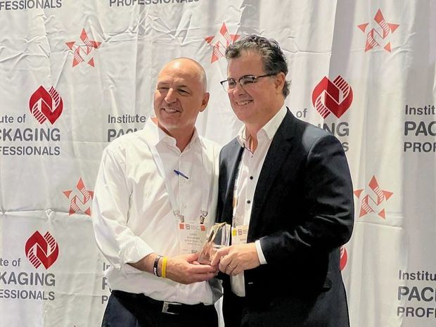Presidente Diesco Manuel Diez recibe premio.