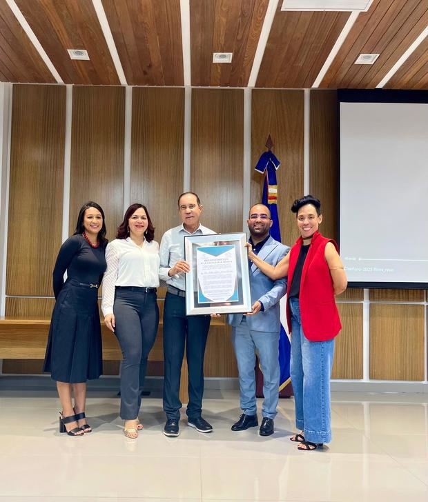 ADOGE Asociación Dominicana de Geriatria, CognitivaRD y Laboratorios Galenicum reconocen al Dr. Martin Medrano.