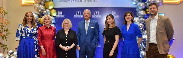 Carmen Miranaya, Maureen Tejeda, EB Carol Van Osr Walt, Anton Tejeda, Cristina Cortez, Karina Pablo de Repman y Consul Britanico Graham Jessup.
