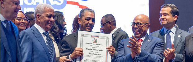 Congreso Nacional reconoce a congresista de origen dominicano, Adriano Espaillat