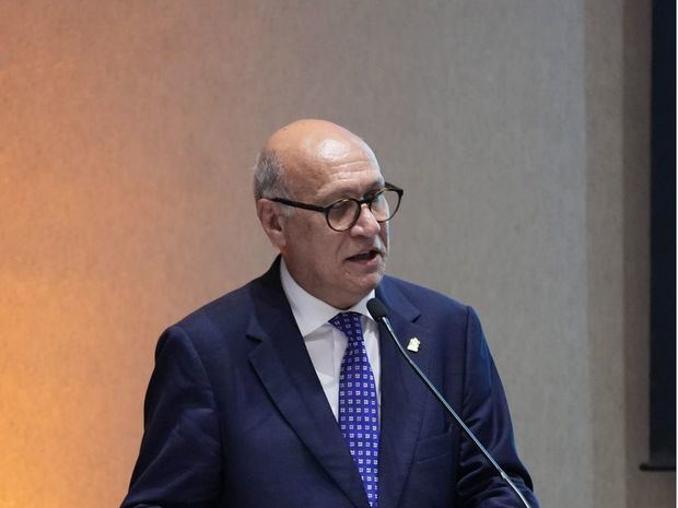 Ángelo Viro.