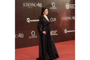 Dafne Guzmán deslumbra con elegancia en los Premios Soberano con un diseño de Omar Díaz
